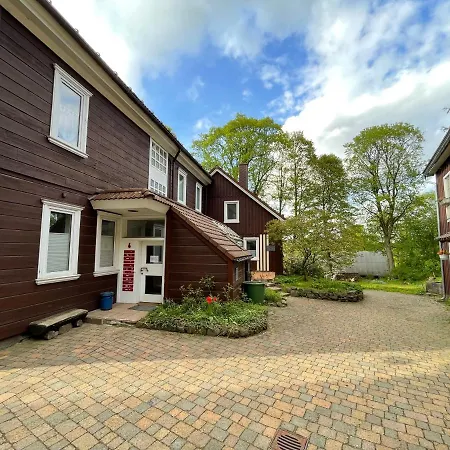 Liebevoll Eingerichtetes Ferienzimmer Mit Grossen Garten Appartamento *